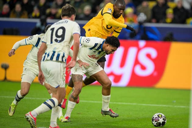 Soccer, Champions League, 20260217, BV Borussia Dortmund Atalanta Bergamo Pictured from l EDERSON Bergamo, 13 , Serhou GUIRASSY Dortmund, 9 , tackle ball penalty area Dortmund Signal Iduna Park North Rhine-Westphalia Germany Copyright: Passion2Press MarkusxFischerx