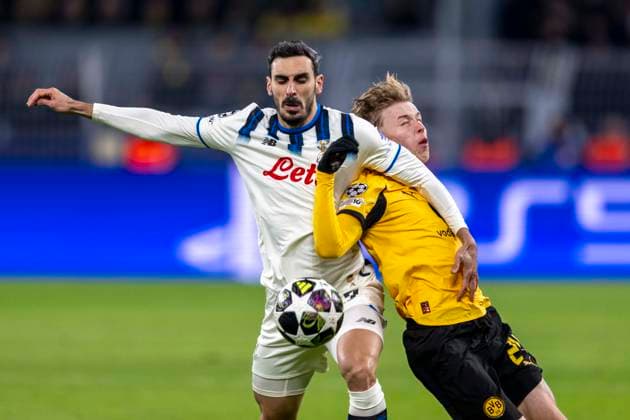 17 02 2026, Borussia Dortmund vs Atalanta Bergamo, UEFA Champions League, Playoffs Davide Zappacosta Atalanta Bergamo l and Daniel Svensson Borussia Dortmund fight for the ball Regulations prohibit any use of photographs as image sequences and or quasi video Copyright: xDavidxInderliedx