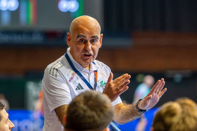 Juan Carlos Pastor TSV Hannover Burgdorf, Coach L R , TSV Hannover Burgdorf orange against RK Nexe mint 1 Matchday of the Main Round EHF European League 2025 2026 17 02 2026, Swiss Life Hall Hannover, GER , Copyright: xJanxGuentherx xTSVxHannover-Burgdorfx