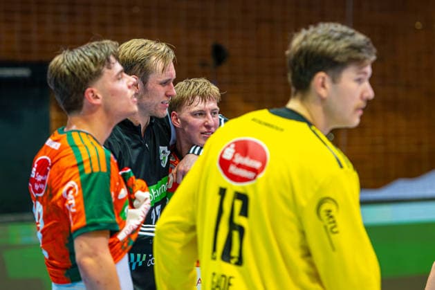 Marian Michalczik TSV Hannover Burgdorf, Nr 22 Daniel Weber TSV Hannover Burgdorf, Nr 58 L R , TSV Hannover Burgdorf orange against RK Nexe mint 1 Matchday of the Main Round EHF European League 2025 2026 17 02 2026, Swiss Life Hall Hannover, GER , Copyright: xJanxGuentherx xTSVxHannover-Burgdorfx