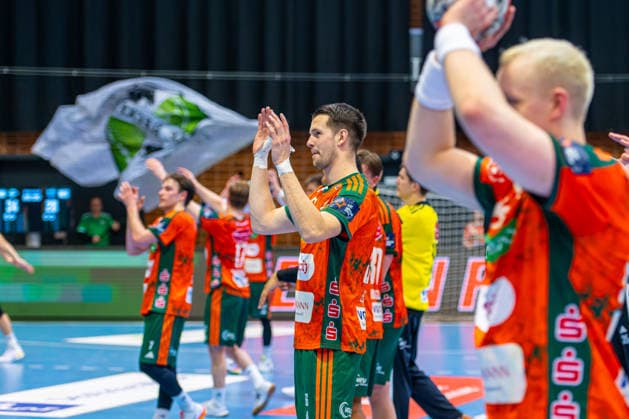 Hannes Feise TSV Hannover Burgdorf, Nr 56 L R , TSV Hannover Burgdorf orange against RK Nexe mint 1 Matchday of the Main Round EHF European League 2025 2026 17 02 2026, Swiss Life Hall Hannover, GER , Copyright: xJanxGuentherx xTSVxHannover-Burgdorfx