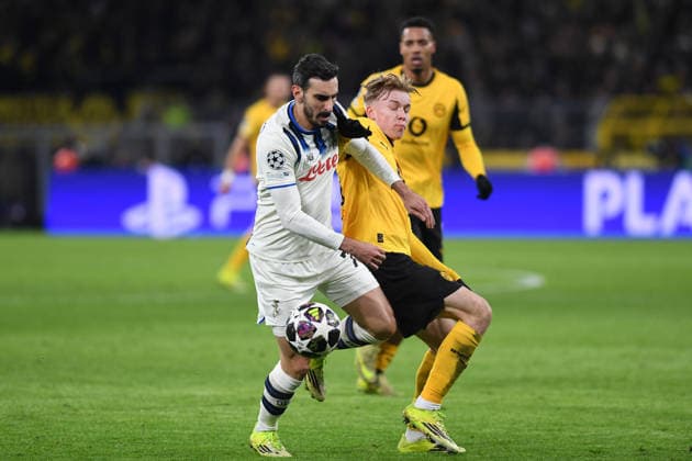 Davide Zappacosta Atalanta Bergamo and Daniel Svensson Borussia Dortmund in a duel during the UEFA Champions League 2025 26, Play offs, first leg match between Borussia Dortmund and Atalanta Bergamo, BVB Stadion on February 17, 2026 in Dortmund, Germany, Germany Photo by Ralf Treese DeFodi Images Davide Zappacosta Atalanta Bergamo and Daniel Svensson Borussia Dortmund battle for the ball during the UEFA Champions League 2025 26 League Knockout Play off First Leg match between Borussia Dortmund and Atalanta BC at BVB Stadion Dortmund on February 17, 2026 in Dortmund, Germany Photo by Ralf Treese DeFodi Images