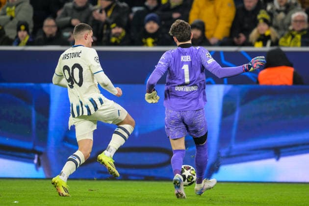 Soccer, Champions League, 20260217, BV Borussia Dortmund Atalanta Bergamo Pictured from l Nikola KRSTOVIC Bergamo, 90 , Goalkeeper Gregor KOBEL Dortmund, 1 Dortmund Signal Iduna Park North Rhine-Westphalia Germany Copyright: Passion2Press MarkusxFischerx