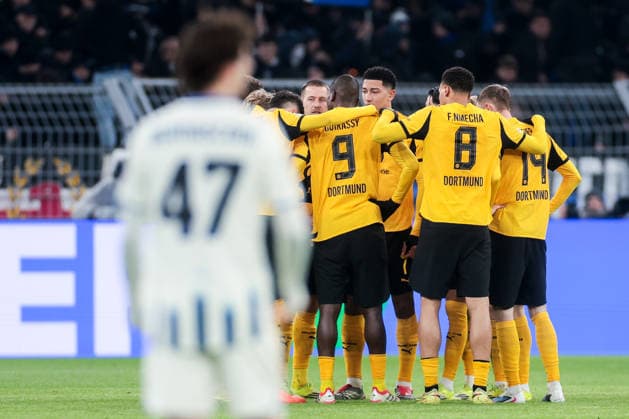 17 02 2026, Football, Season 2025 2026, UEFA Champions League, Play Offs, Round 1, Borussia Dortmund Atalanta Bergamo, The BVB players stand together and motivate each other before the start of the second half, Dortmund Signal Iduna Park NRW Germany xRHR PHOTO DEx Copyright: DennisxEwert RHR-FOTOx RHR-FOTO DE