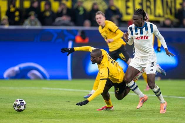 17 02 2026, Borussia Dortmund vs Atalanta Bergamo, UEFA Champions League, Playoffs Serhou Guirassy Borussia Dortmund l and Odilon Kossounou Atalanta Bergamo fight for the ball Regulations prohibit any use of photographs as image sequences and or quasi video Copyright: xDavidxInderliedx