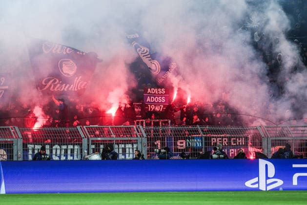 Sport, Football, UEFA Champions League season 2025 2026 PlayOffs first leg Borussia Dortmund Atalanta Bergamo 17 02 2026, SIGNAL IDUNA PARK Fans Atalanta Bergamo with pyro Dortmund SIGNAL IDUNA PARK Nordrhein Westfalen Germany
