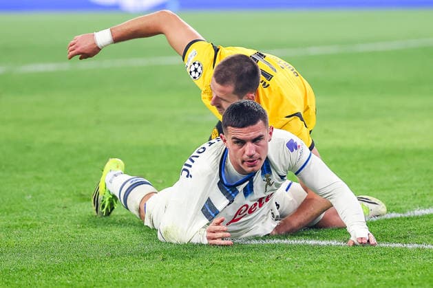 17 02 2026, Football, UEFA Champions League, Borussia Dortmund Atalanta Bergamo, BVB Stadion, Play Offs first leg, Season 2025 2026 Waldemar Anton BVB 03 lies on Nikola Krstovic Atalanta Bergamo 90 on the ground in the penalty area Regulations prohibit any use of photographs as image sequences and or quasi video Nordrhein Westfalen Germany