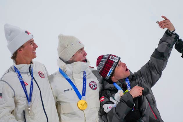 Winter Olympics in Milan Cortina 2026 Livigno, Italy 20260217. The podium from left. Mac Forehand from the USA with silver, Tormod Frostad with gold and Matej Svancer from Austria with bronze after the men s freeski Big Air in Livigno during the Winter Olympics in Milano Cortina 2026. Photo: Cornelius Poppe NTB Livigno Italy EDITORIAL USE ONLY. RESTRICTED USE FOR BETTING COMPANIES Ref:_SPOiVMWu1dyknk.jpg *** Winter Olympics in Milan Cortina 2026 Livigno, Italy 20260217 The podium from left Mac Forehand from the USA with silver, Tormod Frostad with gold and Matej Svancer from Austria with bronze after the men s freeski Big Air in Livigno during the Winter Olympics in Milano Cortina 2026 Photo Cornelius Poppe NTB Livigno Italy EDITORIAL USE ONLY RESTRICTED USE FOR BETTING COMPANIES  Copyright: xCorneliusxPoppex xNTBx