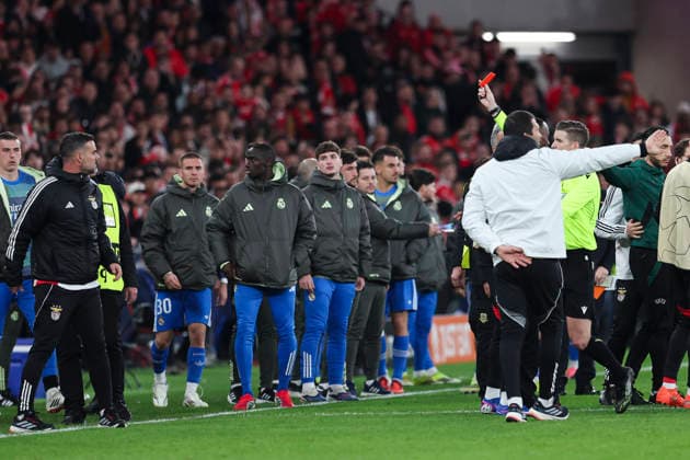 February 17, 2026, Lisbon, Lisbon, Portugal: Staff of Benfica see the red card during the UEFA Champions League 2025 26 League Knockout Play-off First Leg match between SL Benfica and Real Madrid C.F. at Estadio do SL Benfica on February 17, 2026 in Lisbon, Portugal. Lisbon Portugal - ZUMAa181 20260217_zaa_a181_124 Copyright: xIrinaxR.xHipolitox