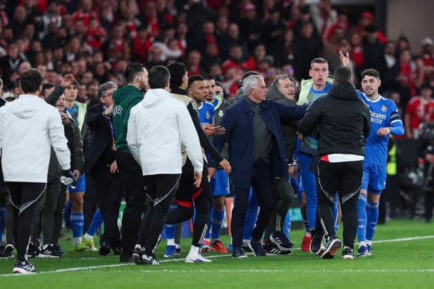 February 17, 2026, Lisbon, Lisbon, Portugal: Jose Mourinho, head coach of SL Benfica, calms Andriy Lunin of Real Madrid CF during the UEFA Champions League 2025 26 League Knockout Play-off First Leg match between SL Benfica and Real Madrid C.F. at Estadio do SL Benfica on February 17, 2026 in Lisbon, Portugal. SL Benfica V Real Madrid C.F. - UEFA Champions League 2025 26 League Knockout Play-Off First Leg  - ZUMAa181 20260217_zaa_a181_138 Copyright: xIrinaxR.xHipolitox
