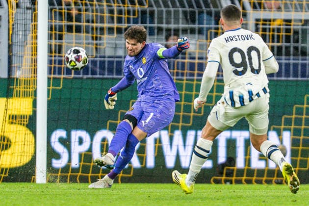 17 02 2026, Borussia Dortmund vs Atalanta Bergamo, UEFA Champions League, Playoffs Gregor Kobel Borussia Dortmund, 1 Nikola Krstovic Atalanta Bergamo Regulations prohibit any use of photographs as image sequences and or quasi video Copyright: xBahhoxKarax