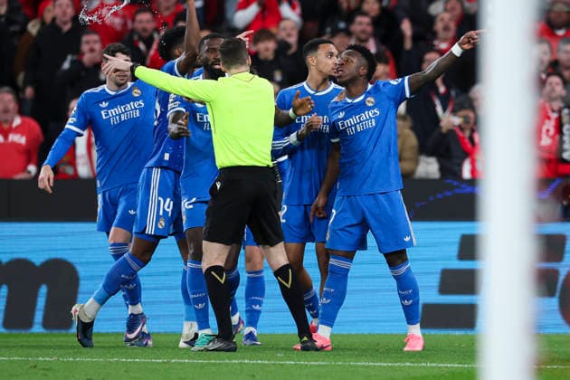 February 17, 2026, Lisbon, Lisbon, Portugal: Vinicius Junior of Real Madrid CF protest to Francois Letexier, referee of the match during the UEFA Champions League 2025 26 League Knockout Play-off First Leg match between SL Benfica and Real Madrid C.F. at Estadio do SL Benfica on February 17, 2026 in Lisbon, Portugal. Lisbon Portugal - ZUMAa181 20260217_zaa_a181_139 Copyright: xIrinaxR.xHipolitox