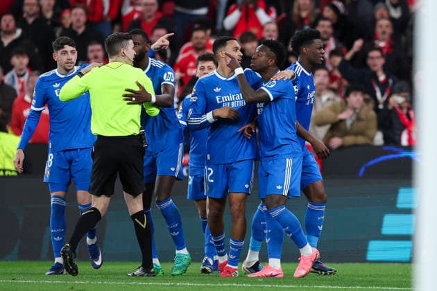 February 17, 2026, Lisbon, Lisbon, Portugal: Vinicius Junior of Real Madrid CF protest to Francois Letexier, referee of the match during the UEFA Champions League 2025 26 League Knockout Play-off First Leg match between SL Benfica and Real Madrid C.F. at Estadio do SL Benfica on February 17, 2026 in Lisbon, Portugal. SL Benfica V Real Madrid C.F. - UEFA Champions League 2025 26 League Knockout Play-Off First Leg  - ZUMAa181 20260217_zaa_a181_142 Copyright: xIrinaxR.xHipolitox