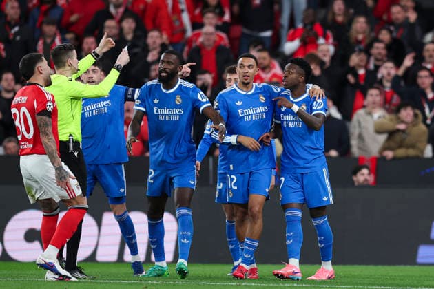 February 17, 2026, Lisbon, Lisbon, Portugal: Vinicius Junior of Real Madrid CF protest to Francois Letexier, referee of the match during the UEFA Champions League 2025 26 League Knockout Play-off First Leg match between SL Benfica and Real Madrid C.F. at Estadio do SL Benfica on February 17, 2026 in Lisbon, Portugal. SL Benfica V Real Madrid C.F. - UEFA Champions League 2025 26 League Knockout Play-Off First Leg  - ZUMAa181 20260217_zaa_a181_148 Copyright: xIrinaxR.xHipolitox