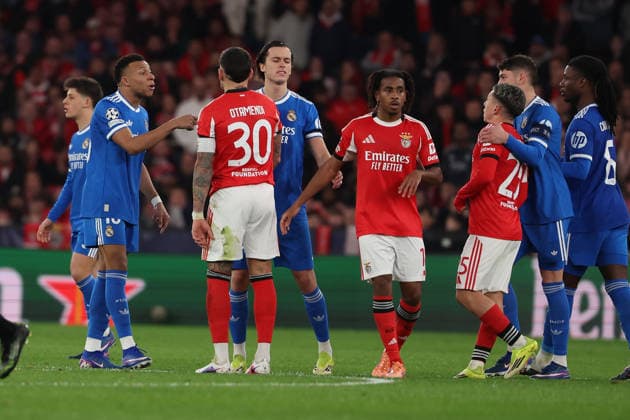 FBL UEFA Champions League 2025 26 SL Benfica Real Madrid Kylian Mbappe Real Madrid , Nicolas Otamendi S L Benfica , Alvaro Carreras Real Madrid , Leandro Barreiro S L Benfica , Gianluca Prestianni S L Benfica there™s a discussion between the players in midfieldduring UEFA Champions League 2025 26 KO play offs match between Sport Lisboa e Benfica and Real Madrid at Estadio da Luz on Thursday 17 February 2026 in Lisbon, Portugal Copyright: JoaquimxFerreira