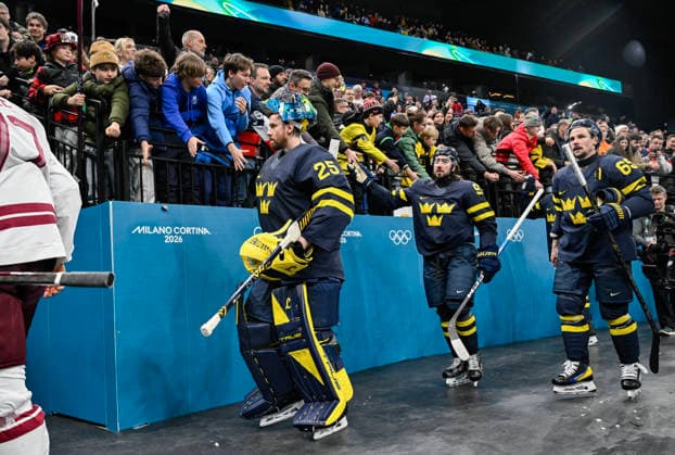 MILAN, ITALY 20260217 Sweden s goalie Jacob Markström, Mika Zibanejad and Erik Karlsson leave the ice after the victory in the men s round of 16 Ice hockey, Eishockey match between Sweden and Latvia at the Santagiulia Arena during the Milan Olympics. *** The image is included in the SPORTS PACKAGE. For others PAYMENT IMAGE *** MILANO ITALY x10070x *** MILAN, ITALY 20260217 Sweden s goalie Jacob Markström, Mika Zibanejad and Erik Karlsson leave the ice after the victory in the men s round of 16 ice hockey match between Sweden and Latvia at the Santagiulia Arena during the Milan Olympics The image is included in the SPORTS PACKAGE For others PAYMENT IMAGE MILANO ITALY x10070x  Copyright: xJessicaxGow TTx 2026 OLYMPICS ICE HOCKEY SWEDEN-LATVIA ROUND OF 16