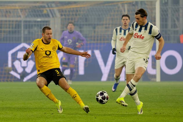 17 02 2026, xgrfx, Football UEFA Champions League, Borussia Dortmund Atalanta Bergamo v l Waldemar Anton Borussia Dortmund , Marten de Roon Atalanta Bergamo DFL DFB REGULATIONS PROHIBIT ANY USE OF PHOTOGRAPHS as IMAGE SEQUENCES and or QUASI VIDEO Dortmund