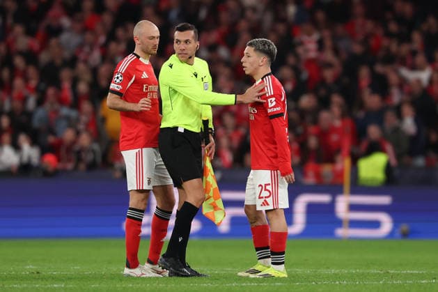 FBL UEFA Champions League 2025 26 SL Benfica Real Madrid Frederik Aursnes S L Benfica , referee Francois Letexier FRA and Gianluca Prestianni S L Benfica he is explaining the situation during UEFA Champions League 2025 26 KO play offs match between Sport Lisboa e Benfica and Real Madrid at Estadio da Luz on Thursday 17 February 2026 in Lisbon, Portugal Copyright: JoaquimxFerreira