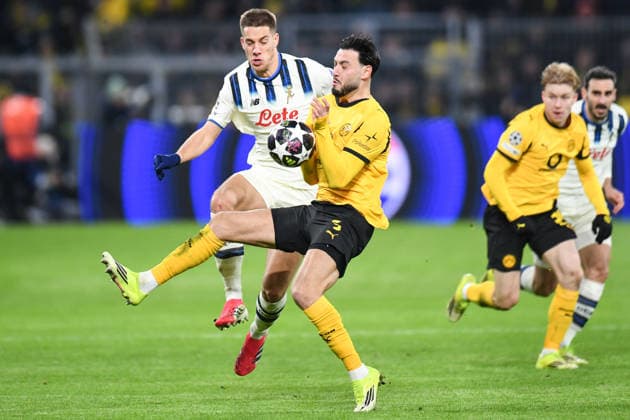 Borussia Dortmund v Atalanta BC - UEFA Champions League DORTMUND, GERMANY - FEBRUARY 17: Borussia Dortmund player Ramy Bensebaini (R) challenges Atalanta player Mario Pasalic (L) during the UEFA Champions League 2025 26 League Knockout Play-off First Leg match between Borussia Dortmund and Atalanta BC at BVB Stadion Dortmund in Dortmund, Germany, on February 17, 2026. Hesham Elsherif Anadolu Dortmund Germany. Editorial use only. Please get in touch for any other usage.  Copyright: x2026xAnadoluxHeshamxElsherifx