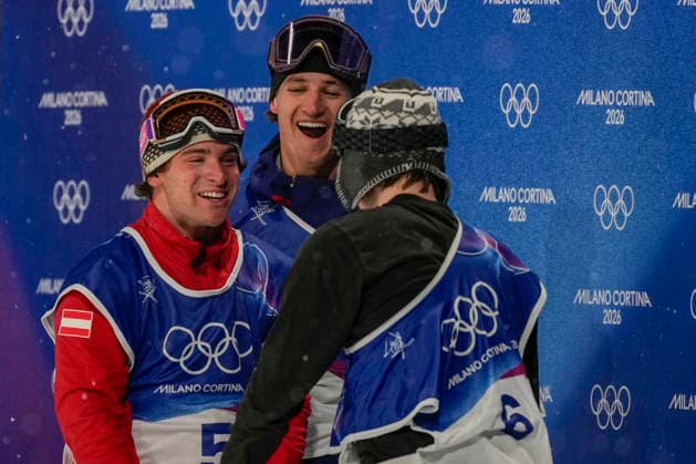 17 02 2026, Livigno, Snow Park, Winter Olympics: Men s Freeski Bigair Final, (L-R): Matej Svancer of Austria, Mac Forehand of United States, Tormod Frostad of Norway waiting the results Livigno Snow Park Lombardy Italy *** 17 02 2026, Livigno, Snow Park, Winter Olympics Men s Freeski Bigair Final, L R Matej Svancer of Austria, Mac Forehand of United States, Tormod Frostad of Norway waiting the results Livigno Snow Park Lombardy Italy Copyright: xJustPictures.ch JarixPestelaccix jp-en-JaPe-JP4_JAR_Olympic_MiCo26_BAMSkiFinals_17Feb2026_00102