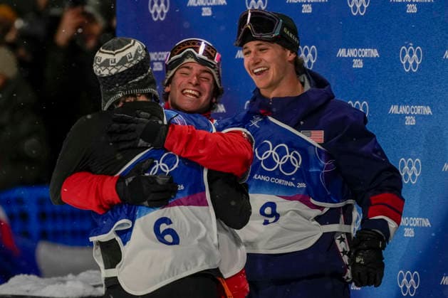 17 02 2026, Livigno, Snow Park, Winter Olympics: Men s Freeski Bigair Final, Tormod Frostad of Norway (L) celebrates with Matej Svancer of Austria (C) and Mac Forehand of United States (R) Livigno Snow Park Lombardy Italy *** 17 02 2026, Livigno, Snow Park, Winter Olympics Men s Freeski Bigair Final, Tormod Frostad of Norway L celebrates with Matej Svancer of Austria C and Mac Forehand of United States R Livigno Snow Park Lombardy Italy Copyright: xJustPictures.ch JarixPestelaccix jp-en-JaPe-JP4_JAR_Olympic_MiCo26_BAMSkiFinals_17Feb2026_00103