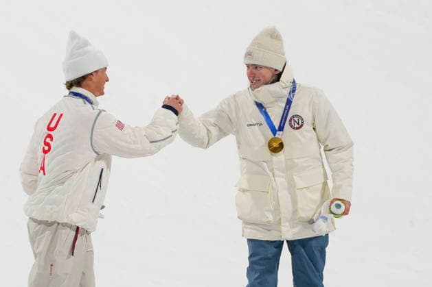 17 02 2026, Livigno, Snow Park, Winter Olympics: Men s Freeski Bigair Final, Mac Forehand of United States (L) celebrates Tormod Frostad of Norway (R) Livigno Snow Park Lombardy Italy *** 17 02 2026, Livigno, Snow Park, Winter Olympics Men s Freeski Bigair Final, Mac Forehand of United States L celebrates Tormod Frostad of Norway R Livigno Snow Park Lombardy Italy Copyright: xJustPictures.ch JarixPestelaccix jp-en-JaPe-JP4_JAR_Olympic_MiCo26_BAMSkiFinals_17Feb2026_00200