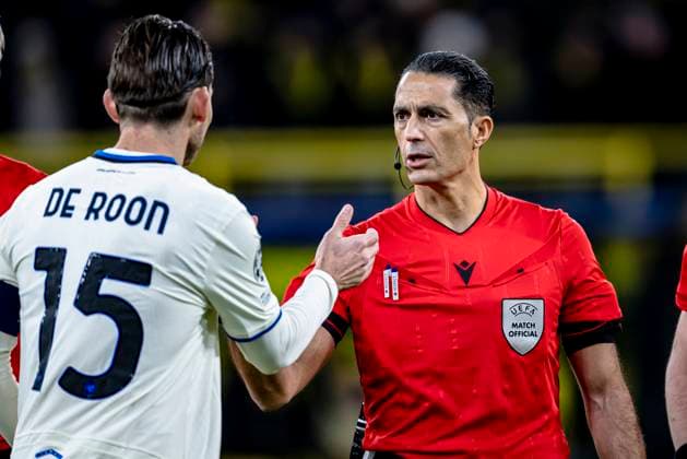 Atalanta midfielder Marten de Roon, referee Serdar Gozubuyuk, during the match Borussia Dortmund vs Atalanta BC at the BVB Stadion Dortmund for the Champions League KO play offs 1st leg season 2025 2026 in DORTMUND, Germany on 17 february 2026 Photo by Stefan Koops EYE4IMAGES DeFodi Images