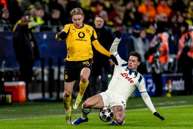 Borussia Dortmund defender Daniel Svensson, Atalanta midfielder Nicola Zalewski, during the match Borussia Dortmund vs Atalanta BC at the BVB Stadion Dortmund for the Champions League KO play offs 1st leg season 2025 2026 in DORTMUND, Germany on 17 february 2026 Photo by Stefan Koops EYE4IMAGES DeFodi Images