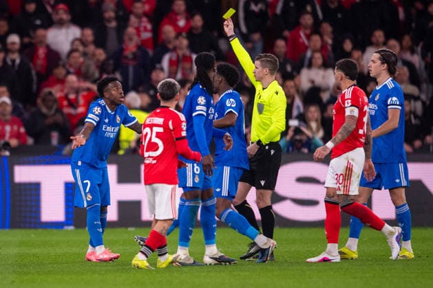 February 17, 2026, Lisbon, Lisboa, Portugal: Yellow card to Vinicius Junior of Real Madrid CF during the UEFA Champions League 2025 26 League Knockout Play-off First Leg match between SL Benfica and Real Madrid C.F. at Estadio do SL Benfica on February 17, 2026 in Lisbon, Portugal. SL Benfica V Real Madrid C.F. - UEFA Champions League 2025 26 League Knockout Play-Off First Leg  - ZUMAl192 20260217_zsp_l192_005 Copyright: xMiguelxLemosx