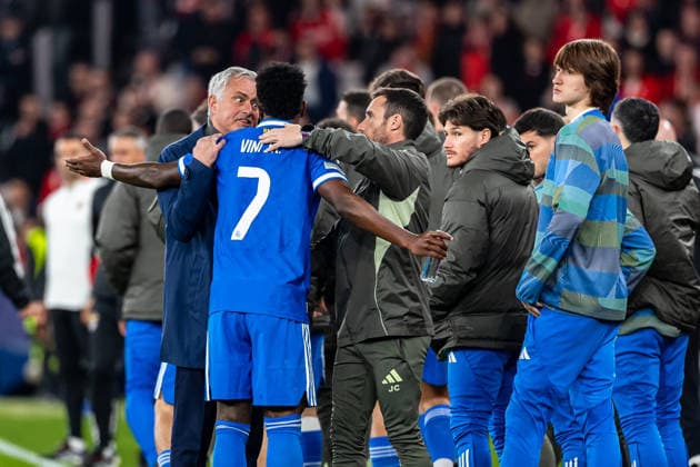 FBL Uefa Champions League 2025 26 SL Benfica Real Madrid Head Coach JosÃ Mourinho of SL Benfica talks with Vinicius Junior of Real Madrid during the UEFA Champions League 2025 26 League Play off First Leg match between Sport Lisboa e Benfica and Real Madrid at Estadio da Luz on Tuesday 17 February 2026 in Lisbon, Portugal Copyright: HMBxMedia CarlosxSilva