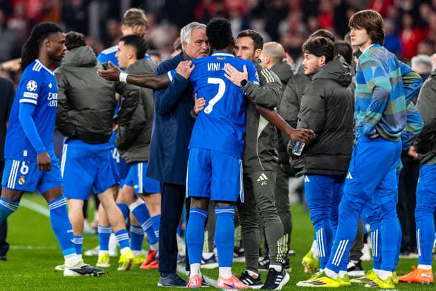 FBL Uefa Champions League 2025 26 SL Benfica Real Madrid Head Coach JosÃ Mourinho of SL Benfica talks with Vinicius Junior of Real Madrid during the UEFA Champions League 2025 26 League Play off First Leg match between Sport Lisboa e Benfica and Real Madrid at Estadio da Luz on Tuesday 17 February 2026 in Lisbon, Portugal Copyright: HMBxMedia CarlosxSilva