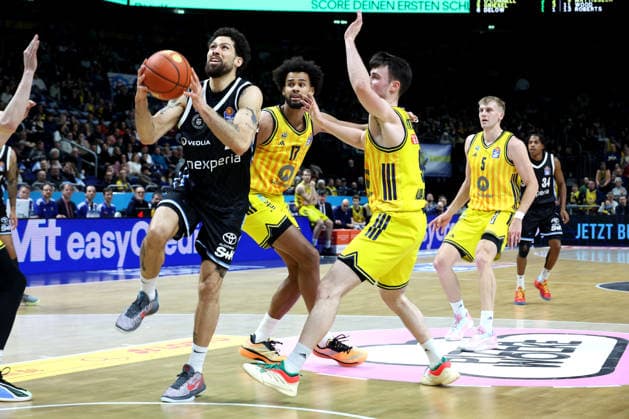 DEU, easyCredit BBL, ALBA vs Hamburg, 17 02 2026, Uber Arena, Berlin, DEU, easyCredit BBL, ALBA vs Hamburg, pictured Norris Agbakoko ALBA Berlin 17 , JONAS MATTISSECK ALBA Berlin 9 , Sam Griesel ALBA Berlin 5 , Devon Daniels Hamburg Towers 21 nordphotoxGmbHx xEngler nph00076
