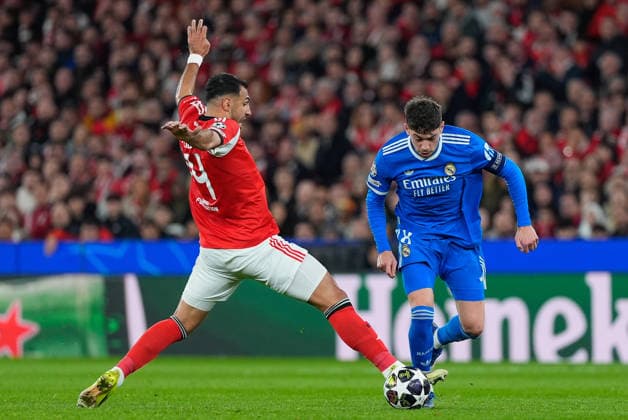 Lisbon, 17 02 25 - Benfica hosted Real Madrid at stadium da Luz in a match for the KO play-offs 1st leg of UEFA Champions League 2025 26. Vangelis Pavlidis of SL Benfica, Federico Valverde of Real Madrid CF brunodecarvalho_benficarealmadrid-8811 Lisbon Estadio da Luz Lisbon Portugal Copyright: xKapta+x xAtlÃ¢nticoxPressx