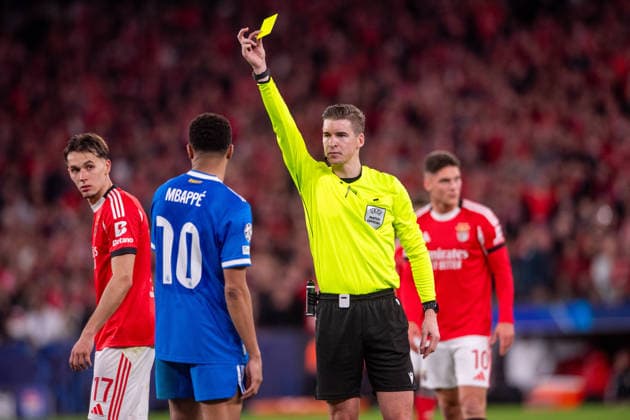 February 17, 2026, Lisbon, Lisboa, Portugal: Francois Letexier referee of the match shows yellow card to Kylian Mbappe of Real Madrid CF during the UEFA Champions League 2025 26 League Knockout Play-off First Leg match between SL Benfica and Real Madrid C.F. at Estadio do SL Benfica on February 17, 2026 in Lisbon, Portugal. Lisbon Portugal - ZUMAl192 20260217_zsp_l192_022 Copyright: xMiguelxLemosx