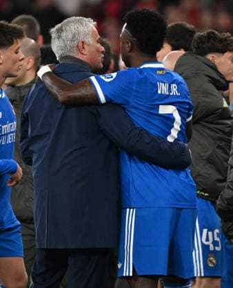 Benfica v Real Madrid - UEFA Champions League LISBON, PORTUGAL - FEBRUARY 17: Benfica head coach Jose Mourinho speaks with Real Madrid player Vinicius Junior during the UEFA Champions League match between SL Benfica and Real Madrid at Estadio da Luz in Lisbon, Portugal, on February 17, 2026. Zed Jameson Anadolu Lisbon Portugal. Editorial use only. Please get in touch for any other usage.  Copyright: x2026xAnadoluxZedxJamesonx