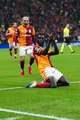 ISTANBUL, TURKEY - FEBRUARY 17: Davinson Sanchez (6) of Galatasaray celebrates after scoring the first goal of his team with teammates during the UEFA Champions League 2025 26 League Knockout Play-off First Leg match between Galatasaray A.S. and Juventus at Ali Sami Yen Spor Kompleksi on February 17, 2026 in Istanbul, Turkey. Istanbul Turkey Copyright: xSeskimphotox GSaray-Juve-170226 (163)