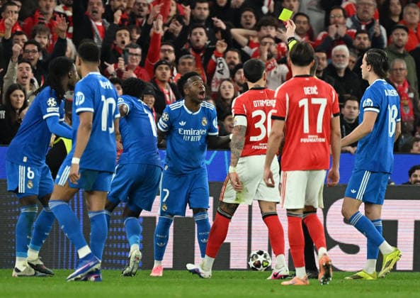 Benfica v Real Madrid - UEFA Champions League LISBON, PORTUGAL - FEBRUARY 17: Real Madrid player Vinicius Junior receives a yellow card during the UEFA Champions League match between SL Benfica and Real Madrid at Estadio da Luz in Lisbon, Portugal, on February 17, 2026. Zed Jameson Anadolu Lisbon Portugal. Editorial use only. Please get in touch for any other usage.  Copyright: x2026xAnadoluxZedxJamesonx