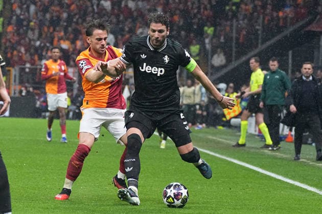 ISTANBUL, TURKEY - FEBRUARY 17: Yunus Akgun (L) of Galatasaray and Manuel Locatelli (R) of Juventus battle for the ball during the UEFA Champions League 2025 26 League Knockout Play-off First Leg match between Galatasaray A.S. and Juventus at Ali Sami Yen Spor Kompleksi on February 17, 2026 in Istanbul, Turkey. Istanbul Turkey Copyright: xSeskimphotox GSaray-Juve-170226 (252)