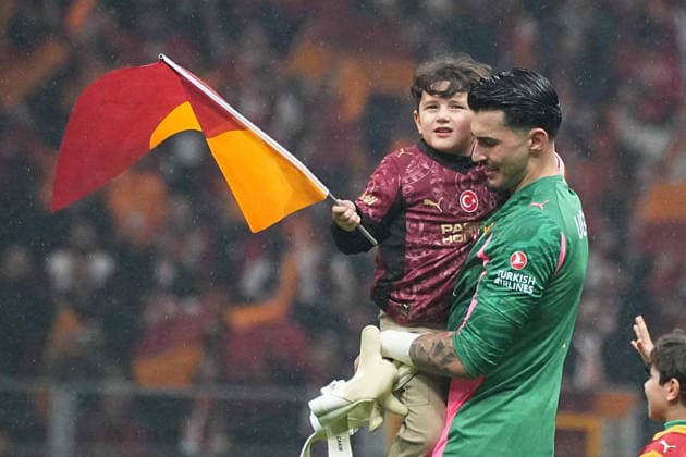 ISTANBUL, TURKEY - FEBRUARY 17: Goalkeeper Ugurcan Cakir of Galatasaray with his sons celebrates victory after the UEFA Champions League 2025 26 League Knockout Play-off First Leg match between Galatasaray A.S. and Juventus at Ali Sami Yen Spor Kompleksi on February 17, 2026 in Istanbul, Turkey. Istanbul Turkey Copyright: xSeskimphotox GSaray-Juve-170226 (266)