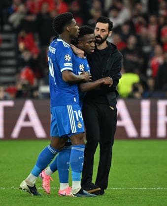 Benfica v Real Madrid - UEFA Champions League LISBON, PORTUGAL - FEBRUARY 17: Real Madrid manager Alvaro Arbeloa speaks with Vinicius Junior during the UEFA Champions League match between SL Benfica and Real Madrid at Estadio da Luz in Lisbon, Portugal, on February 17, 2026. Zed Jameson Anadolu Lisbon Portugal. Editorial use only. Please get in touch for any other usage.  Copyright: x2026xAnadoluxZedxJamesonx