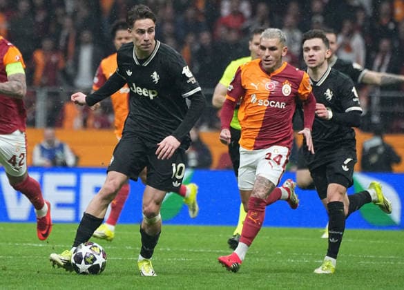 ISTANBUL, TURKEY - FEBRUARY 17: Lucas Torreira (34) of Galatasaray and Kenan Yildiz of Juventus battle for the ball during the UEFA Champions League 2025 26 League Knockout Play-off First Leg match between Galatasaray A.S. and Juventus at Ali Sami Yen Spor Kompleksi on February 17, 2026 in Istanbul, Turkey. Istanbul Turkey Copyright: xSeskimphotox GSaray-Juve-170226 (364)