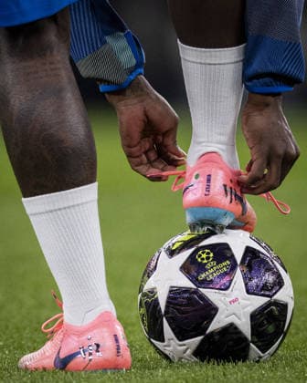 LISBON, PORTUGAL - FEBRUARY 17: Detail, boots of Vinícius Júnior of Real Madrid during the UEFA Champions League 2025 26 League Knockout Play-off First Leg match between SL Benfica and Real Madrid C.F. at Estadio do SL Benfica on February 17, 2026 in Lisbon, Portugal. (Photo by Ricardo Nogueira Sports Press Photo )  Copyright: xRicardoxNogueira SportsxPressxPhx Sportspressphoto_SPR93903