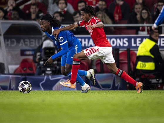 LISBON, PORTUGAL - FEBRUARY 17: Eduardo Camavinga of Real Madrid (L) controls the ball under pressure from Leandro Barreiro of SL Benfica (R) during the UEFA Champions League 2025 26 League Knockout Play-off First Leg match between SL Benfica and Real Madrid C.F. at Estadio do SL Benfica on February 17, 2026 in Lisbon, Portugal. (Photo by Ricardo Nogueira Sports Press Photo )  Copyright: xRicardoxNogueira SportsxPressxPhx Sportspressphoto_SPR93921