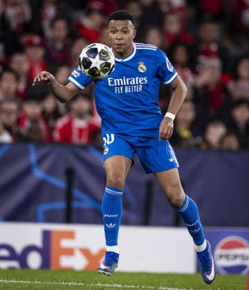 LISBON, PORTUGAL - FEBRUARY 17: Kylian Mbappé of Real Madrid controls the ball during the UEFA Champions League 2025 26 League Knockout Play-off First Leg match between SL Benfica and Real Madrid C.F. at Estadio do SL Benfica on February 17, 2026 in Lisbon, Portugal. (Photo by Ricardo Nogueira Sports Press Photo )  Copyright: xRicardoxNogueira SportsxPressxPhx Sportspressphoto_SPR93948