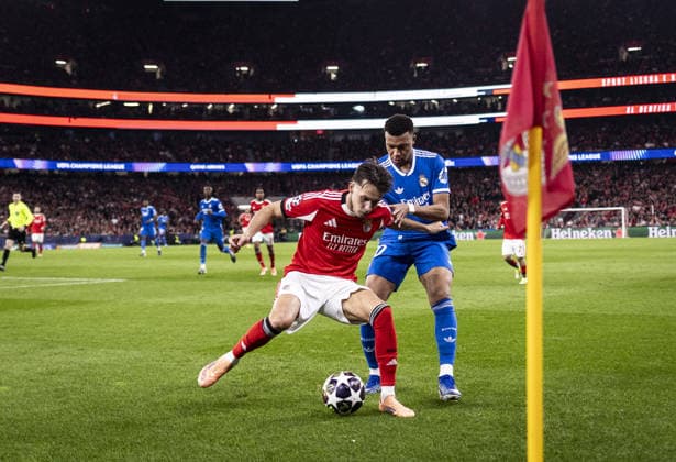 LISBON, PORTUGAL - FEBRUARY 17: Kylian Mbappé of Real Madrid (R) and Amar Dedi? of SL Benfica fight for possession during the UEFA Champions League 2025 26 League Knockout Play-off First Leg match between SL Benfica and Real Madrid C.F. at Estadio do SL Benfica on February 17, 2026 in Lisbon, Portugal. (Photo by Ricardo Nogueira Sports Press Photo )  Copyright: xRicardoxNogueira SportsxPressxPhx Sportspressphoto_SPR93952
