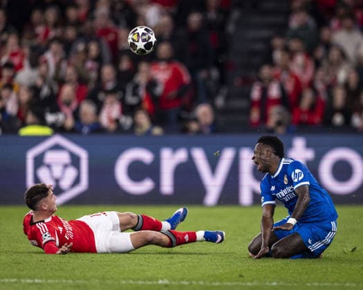 LISBON, PORTUGAL - FEBRUARY 17: Vinícius Júnior of Real Madrid (R) reacts after challenge by Heorhiy Sudakov of SL Benfica (L) during the UEFA Champions League 2025 26 League Knockout Play-off First Leg match between SL Benfica and Real Madrid C.F. at Estadio do SL Benfica on February 17, 2026 in Lisbon, Portugal. (Photo by Ricardo Nogueira Sports Press Photo )  Copyright: xRicardoxNogueira SportsxPressxPhx Sportspressphoto_SPR93955