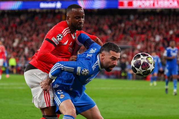 FBL UEFA Champions League 2025 26 SL Benfica Real Madrid Dodi Lukebakio S L Benfica , Daniel Carvajal Real Madrid in action, with the ball during UEFA Champions League 2025 26 KO play offs match between Sport Lisboa e Benfica and Real Madrid at Estadio da Luz on Thursday 17 February 2026 in Lisbon, Portugal Copyright: JoaquimxFerreira