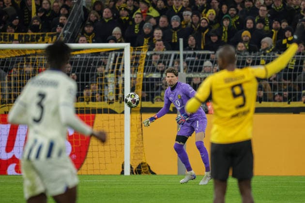 17 02 2026, xgrfx, Football UEFA Champions League, Borussia Dortmund Atalanta Bergamo v l Gregor Kobel Borussia Dortmund DFL DFB REGULATIONS PROHIBIT ANY USE OF PHOTOGRAPHS as IMAGE SEQUENCES and or QUASI VIDEO Dortmund
