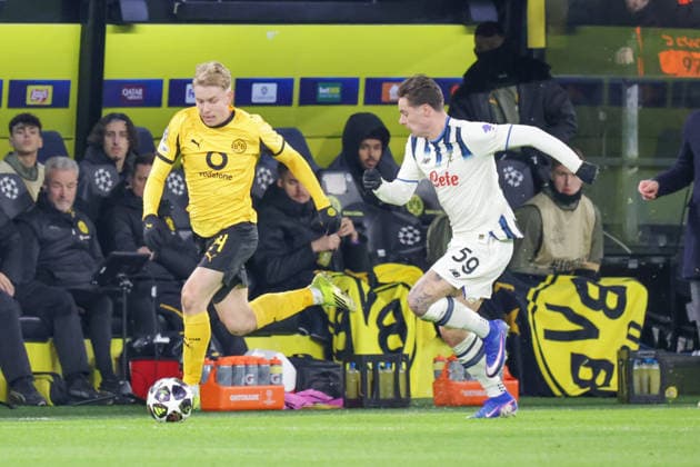 17 02 2026, xgrfx, Football UEFA Champions League, Borussia Dortmund Atalanta Bergamo v l Daniel Svensson Borussia Dortmund , Nicola Zalewski Atalanta Bergamo DFL DFB REGULATIONS PROHIBIT ANY USE OF PHOTOGRAPHS as IMAGE SEQUENCES and or QUASI VIDEO Dortmund