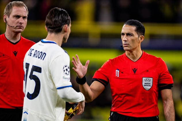 DORTMUND, GERMANY - FEBRUARY 17: Marten de Roon of Atalanta BC and referee Serdar Gozubuyuk shake hands prior to the UEFA Champions League 2025 26 League Knockout Play-off First Leg match between Borussia Dortmund and Atalanta BC at BVB Stadion Dortmund on February 17, 2026 in Dortmund, Germany. (Photo by Rene Nijhuis) SPO  Copyright: xRenexNijhuis